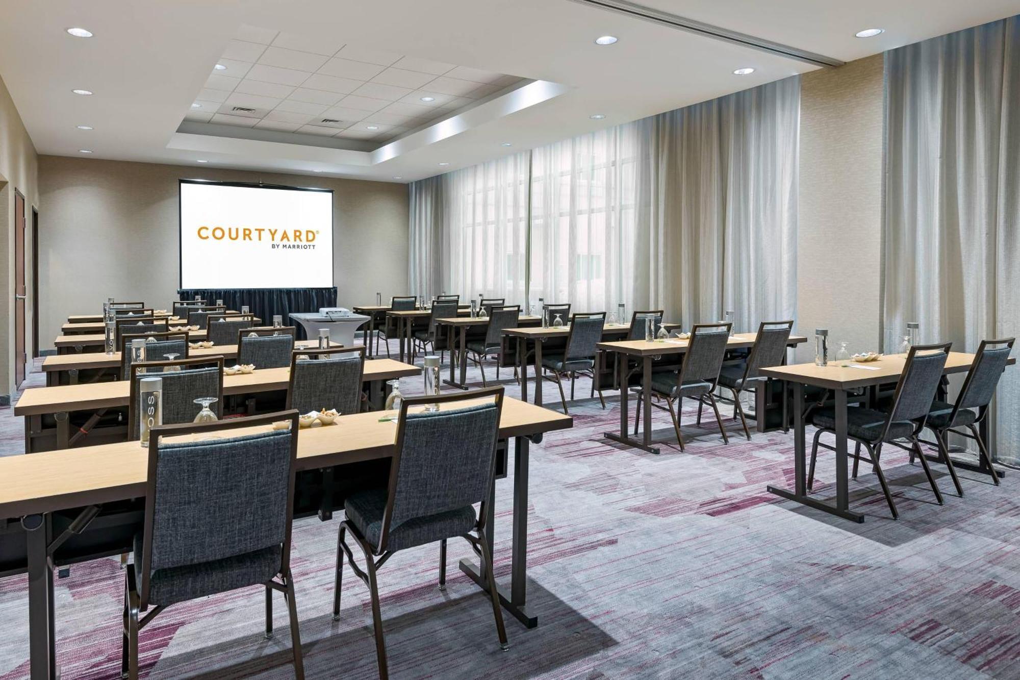 Courtyard Fort Wayne Downtown At Grand Wayne Convention Center Экстерьер фото