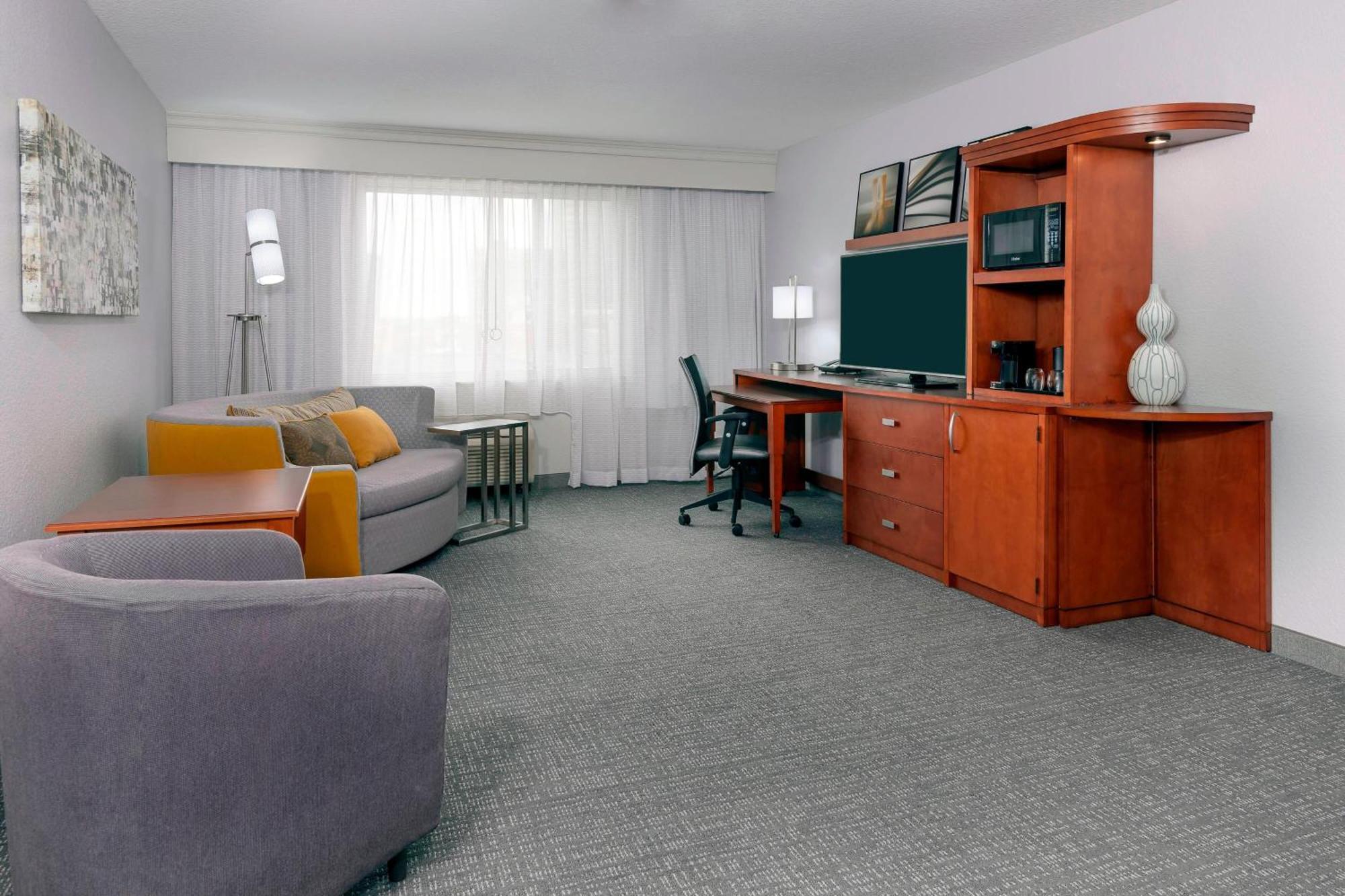 Courtyard Fort Wayne Downtown At Grand Wayne Convention Center Экстерьер фото