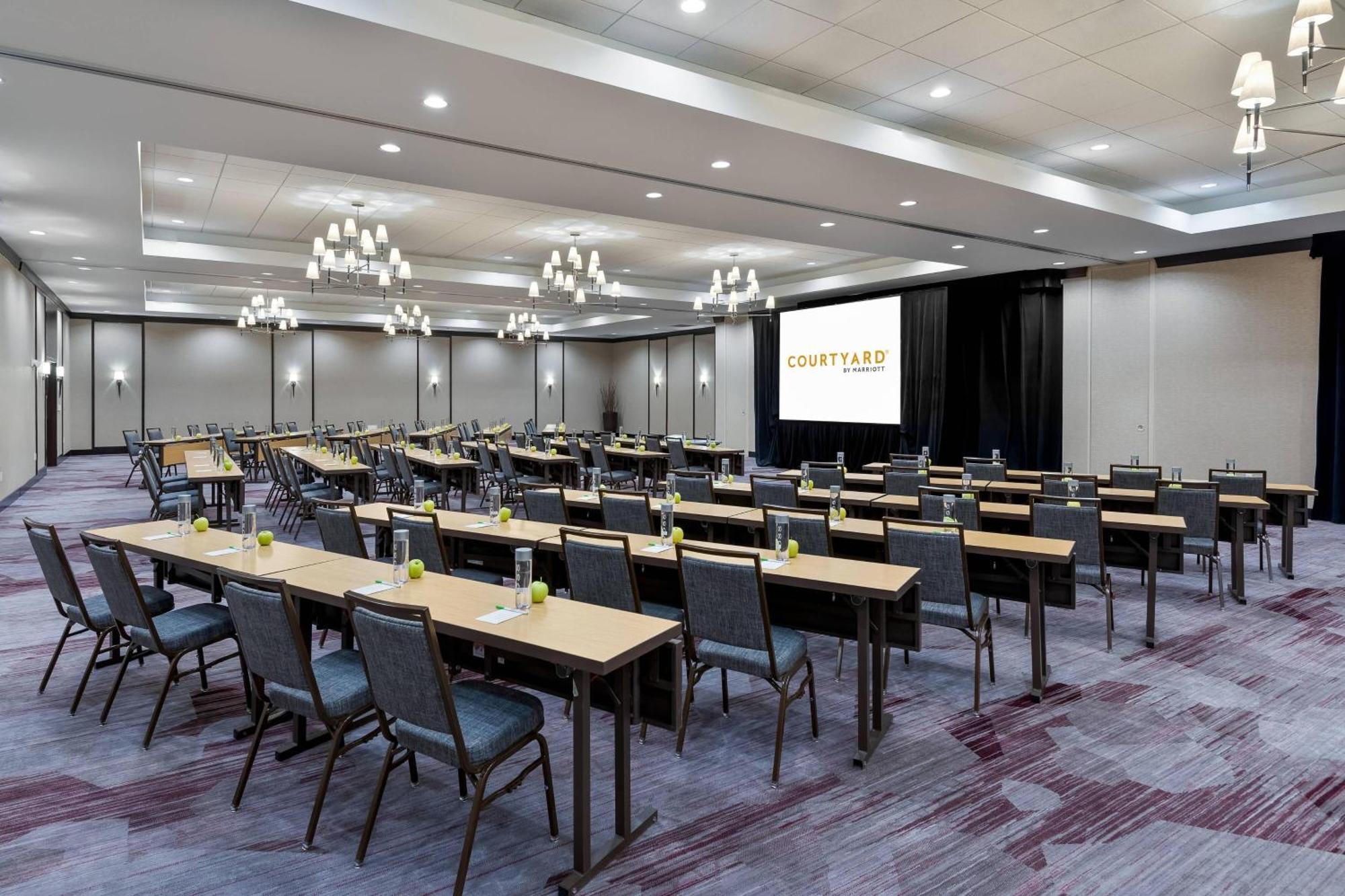 Courtyard Fort Wayne Downtown At Grand Wayne Convention Center Экстерьер фото