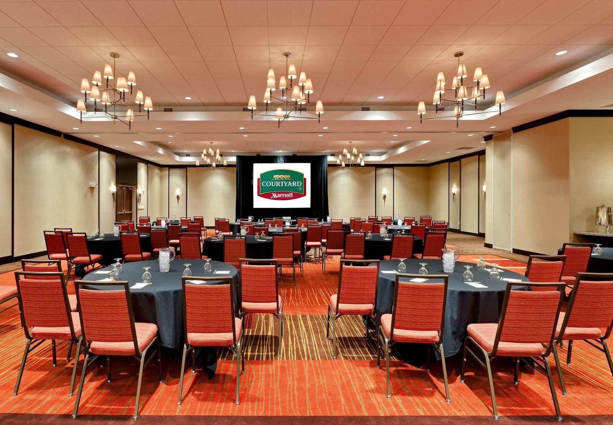 Courtyard Fort Wayne Downtown At Grand Wayne Convention Center Экстерьер фото