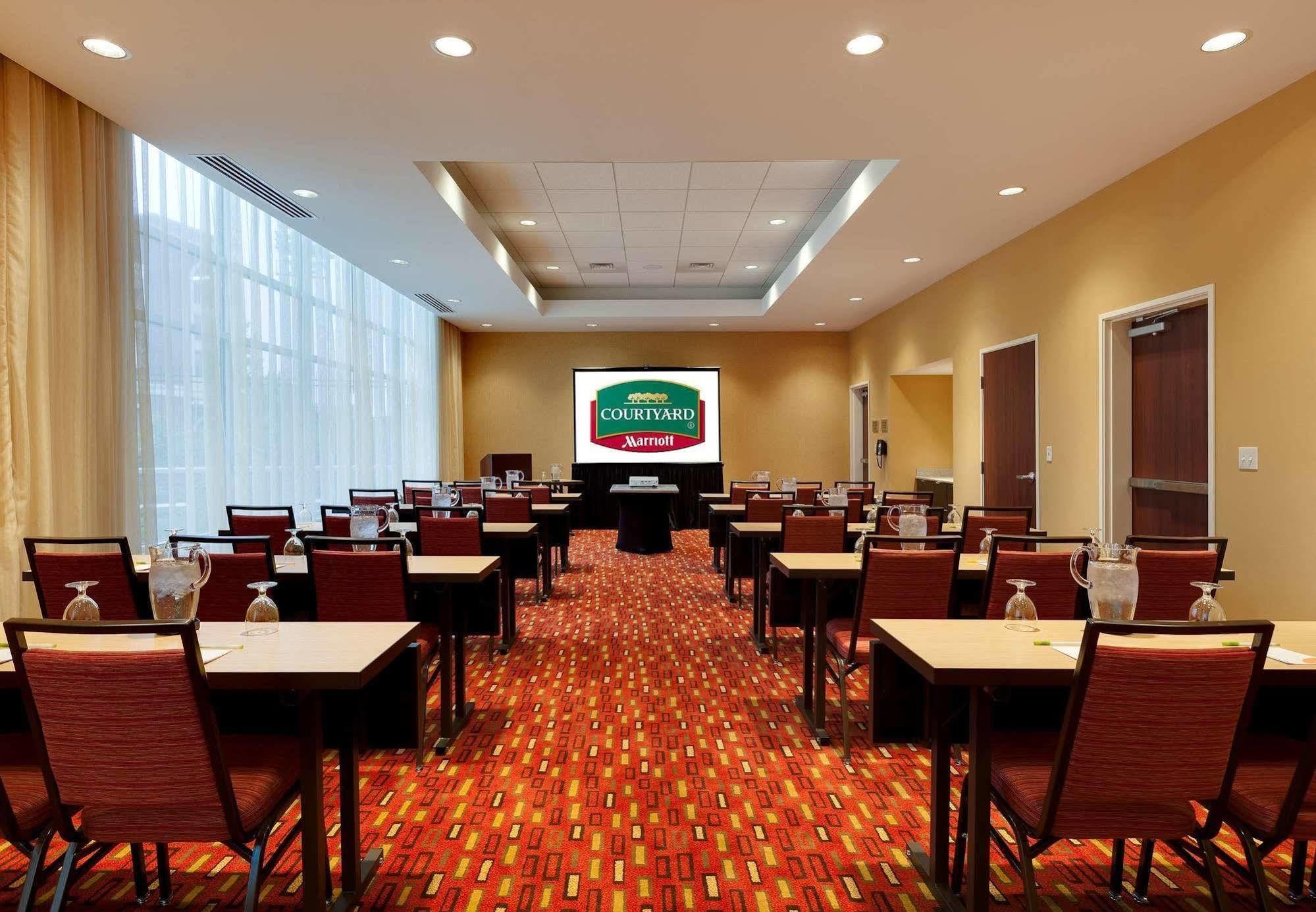 Courtyard Fort Wayne Downtown At Grand Wayne Convention Center Экстерьер фото