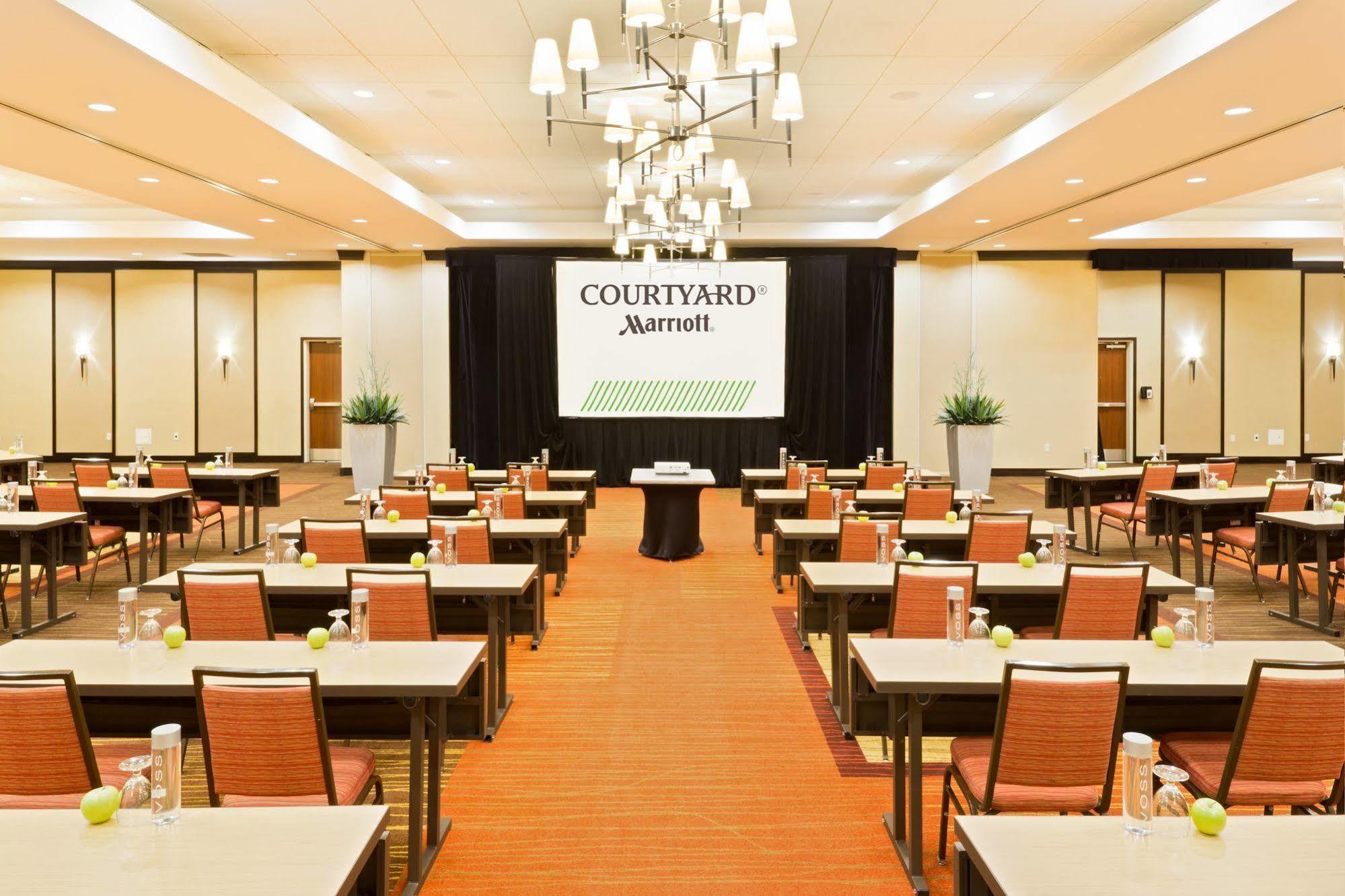 Courtyard Fort Wayne Downtown At Grand Wayne Convention Center Экстерьер фото