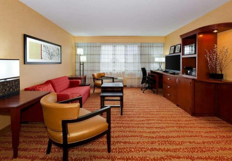 Courtyard Fort Wayne Downtown At Grand Wayne Convention Center Экстерьер фото
